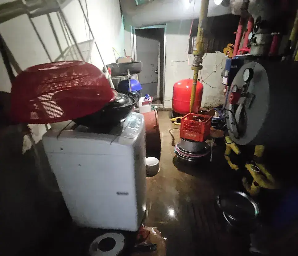 수도권 침수복구 현장 사진 3 — 지하 급식실 배관 누수 침수청소